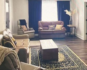 Cherry Street Cottage is a nice 2-bedroom house in Valentine that has it all. - Valentine - Obývací pokoj