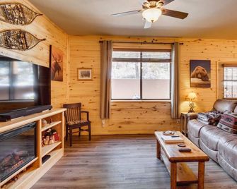 Black Bear Lodge - 5 minutes to Fool Hollow Lake and Golf Courses - Шоу-Лоу - Вітальня