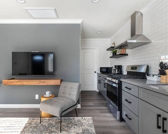 Your Enchanting Studio Retreat: Perfect for Solo Adventurers and Couples, Unwind in Luxury with a King Bed, Gourmet Kitchen, Free Laundry Perks, and Lightning-Fast Internet for Ultimate Entertainment. - Rosemead - Kitchen