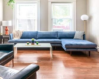 Stylish Home | 1st Floor Br + Garage / Abodebucks - St. Louis - Wohnzimmer