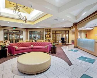 La Quinta Inn & Suites by Wyndham Memphis Primacy Parkway - Memphis - Lobby