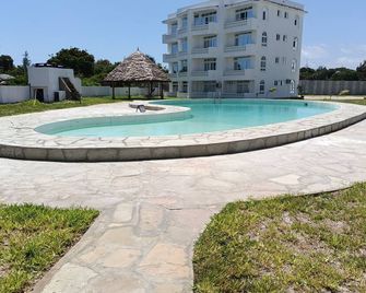 1-bedroom Apartment With Pool View, Beach Experien - Malindi - Pool