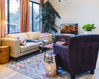 The Sol Cottage+ Hiking+Creek Access+Views - Sedona - Living room