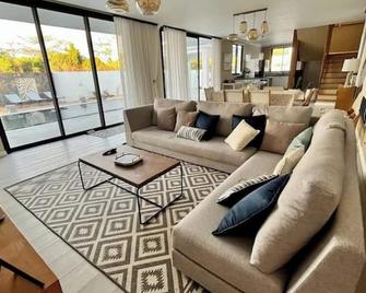 Tush villa is a new, spacious, modern, cheerful - Calodyne - Living room