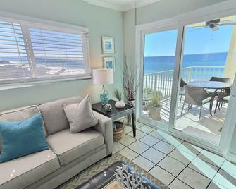 Stunning, renovated 3/2 condo on the beach, 2 large Ocean front pools. Sleeps 8 - Panama City - Living room