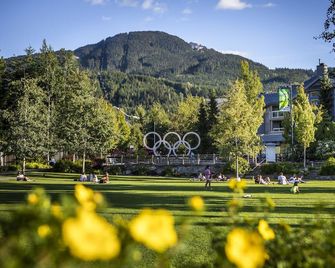 Spacious Chalet With Private Hot Tub By - Whistler