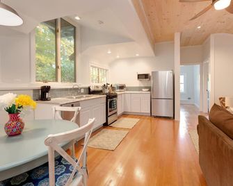  Peaceful, Newly Renovated Lakeside Cottage On Lake Garfield In Berkshires - Monterey - Kitchen