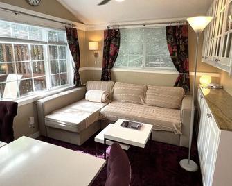 Cozy 1 BR cottage on forest creek and washer/dryer - Los Altos - Living room