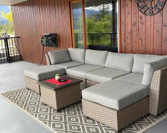 This house is the iconic house of the Shuswap lake! Gorgeous views of the bay! - Blind Bay - Living room