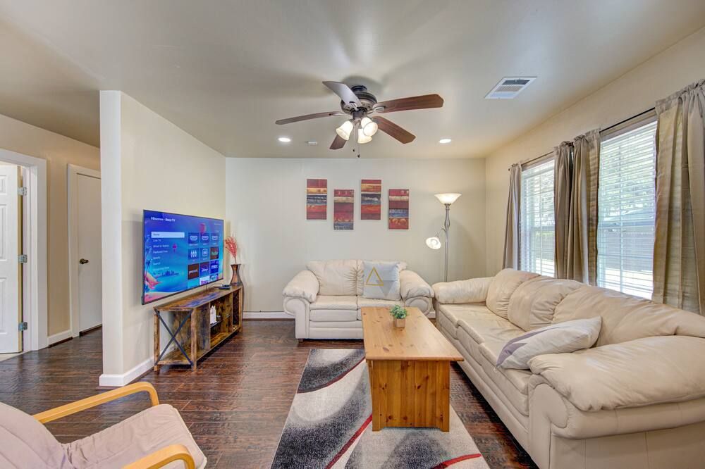 A Cozy Bungalow Home 5 min from Downtown Houston, next to the Memorial Park - هيوستن - غرفة معيشة