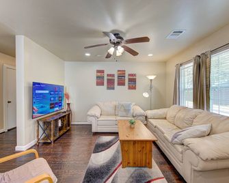 A Cozy Bungalow Home 5 min from Downtown Houston, next to the Memorial Park - Houston - Oturma odası