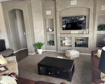 Limewood Oasis Retreat by Mesquite Vacation Rental: Pet Friendly with 510 in free daily activities - Mesquite - Wohnzimmer