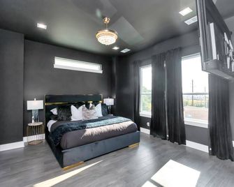 The Suite Spot! Downtown Skyline Views! Sleeps 12 - יוסטון - חדר שינה