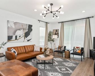 Lux 4br Home Near Nos & Yaamava W Private Backyard - San Bernardino - Sala de estar