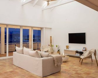 3 bedroom house with its unsurpassed surroundings and unique style - Philipsburg - Huiskamer