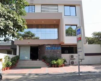 Hotel Premier - Bhusāwal - Building