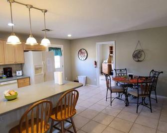 57603 Sunnyslope Ave. · Loaded w/extras - Home Theater, Office, Playground - Yucca Valley - Eetruimte