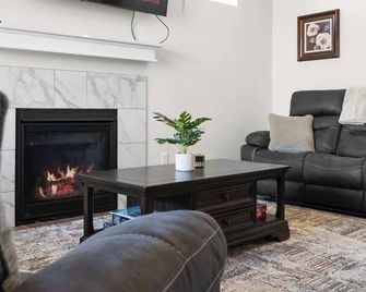Cozy Yard and Fireplace - Stylish Spokane Valley Retreat - Spokane Valley - Living room