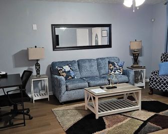 Welcome to Southern Country Charm, your peaceful retreat in the heart of Georgia - Vidalia - Living room