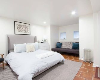 Charming Studio Escape with Fully-Stocked Kitchen - Stylish Comfort - Washington, D.C. - Bedroom