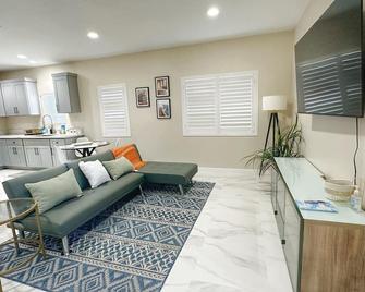 Guesthouse near Anaheim Convention - Santa Ana - Living room
