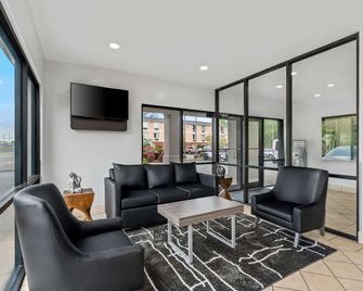 Quality Inn & Suites Biloxi - Ocean Springs - בילוקסי - סלון