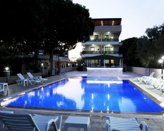 Keyf Konak - Güzelçamli - Piscina
