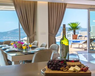 Villa La Mer Kalkan - 4 Bedroom Luxury Villa - Kalkan - Dining room