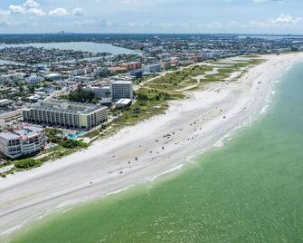 Cabanas Of Treasure Island - Treasure Island - Strand