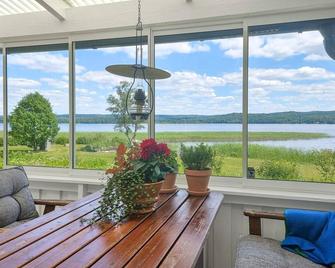 Stunning Home In Tvärred With House Sea View - Ulricehamn - Вітальня