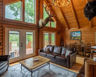 Majestic Wyoming Landscape. Riverfront Log Cabin. Relax In Or Explore Out! - Meeteetse - Sala de estar