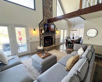 The 19Th Hole - New Rental 2025 - West Jefferson - Soggiorno