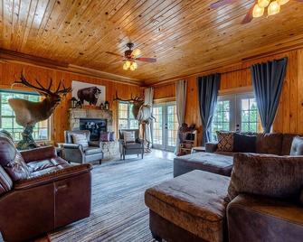 The Lodge At Arcady Ridge Ranch, Sleep 6-14, Mountain Views, New Sauna! - Dubois - Huiskamer