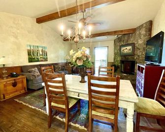 C8, Two Bedroom, Two Bath Log-Sided, Lak - Mount Ida - Comedor