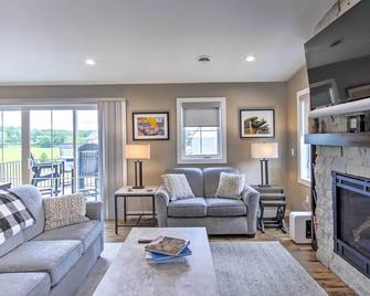 Chic Plymouth Townhome Less Than 1 Mi to Road America - Plymouth - Sala de estar