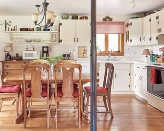 Cozy Charming cabin with mountain view, river, and high-speed Wifi. Pets allowed - Thornton - Cocina