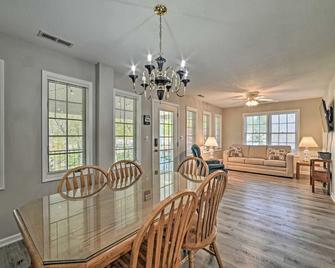 Lake Retreat w/ Deck near Marina - Gilbertsville - Essbereich