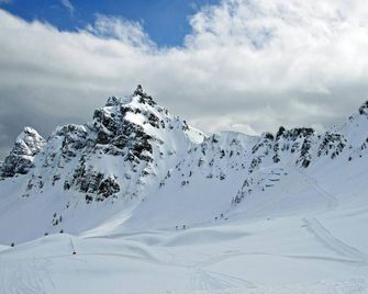 The Ridge Ski-In Ski-Out Condo with Free Parking - Big White