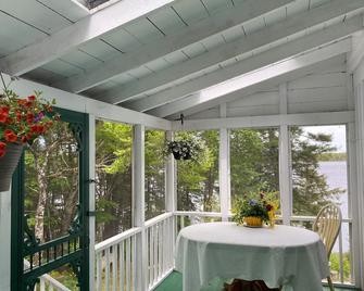 Tranquil Lakefront Property, Situated in the Heart of the South Shore - Hebbs Cross - Varanda