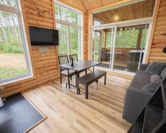 Chalet Chasseur, waterfront - La Tuque - Living room