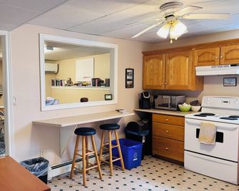 Spacious family-friendly rural apt with huge yard. 15 min between beaches & town - Kensington - Kitchen