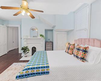 Uptown Colorful Cottage by the Riverwalk - Columbus - Quarto