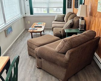 Relax at Lake of The Ozarks. Inquire About Last Minute Discounts . - Sunrise Beach - Sala de estar