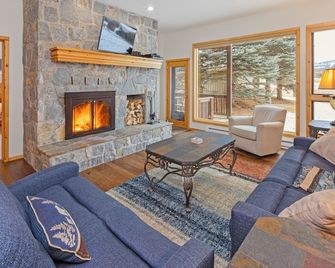 Home on Big Sky Golf Course w/fireplace & community pool/hot tub -The Lone Peak Lookout - Big Sky - Living room