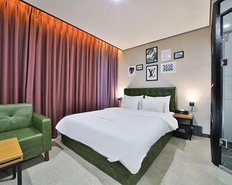 Changwon Palyong-dong Hotel Cozy - Changwon - Bedroom