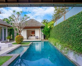 10 minutes to the Seminyak Beach,Bali! And s a beautifully four bedroom Villa. - Denpasar - Pool