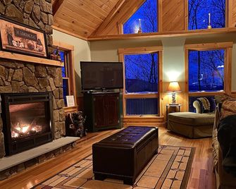 True North at Sunday River-Powder Ridge-4miles to Mtn. New Air Conditioning !! - Newry - Living room