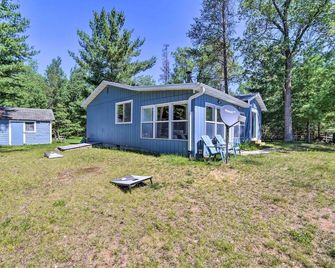 Lakefront Wisconsin Cottage with Dock and Hot Tub! - Crivitz - Edificio