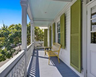 Lighthouse Villa by Avantstay Walk to Southernmost Point w/ Private Pool & Patio Month Long Stays - Key West - Balcony