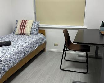 Cozy room near CBD airport - Perth - Bedroom